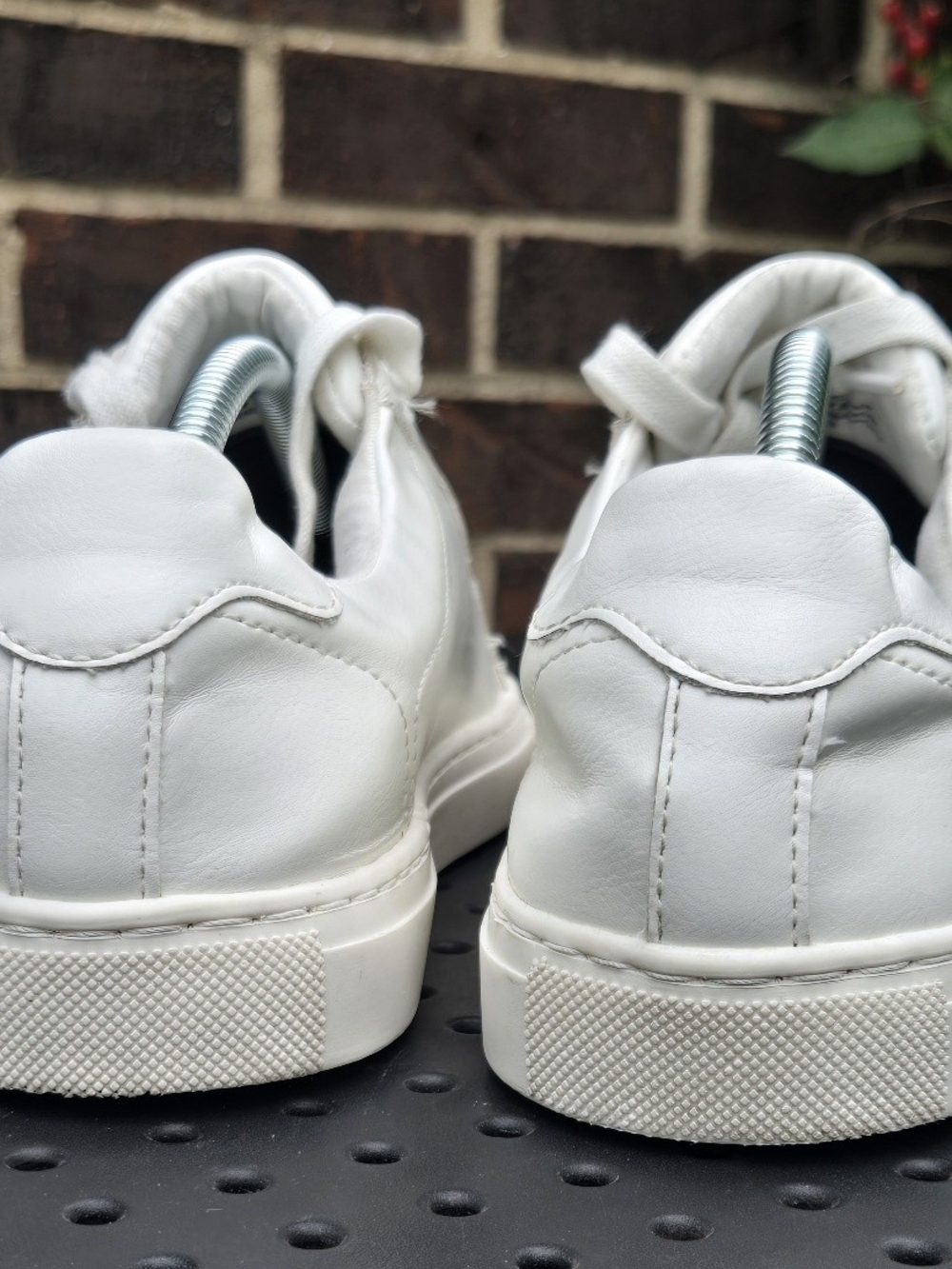 Banana Republic White Vegan Leather Low-Top Court Sneakers Men's 9 - Picture 4 of 8